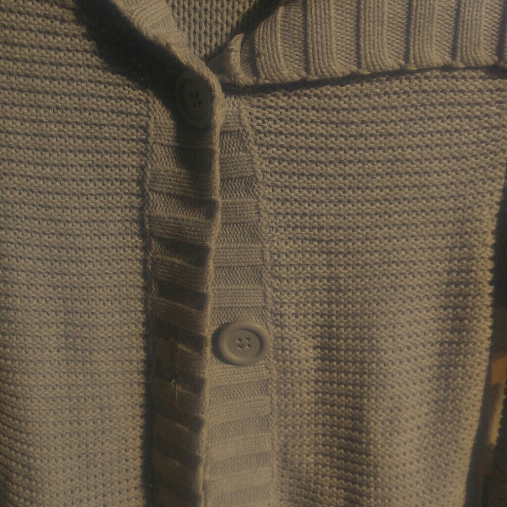 Quarter sleeve sweater a hood